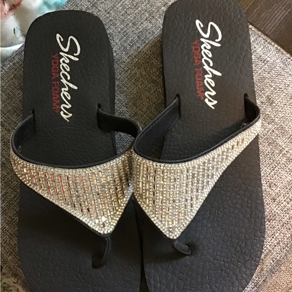 Skechers Women's Black Flip Flop Sandals with Sparkling Gold Straps size 10